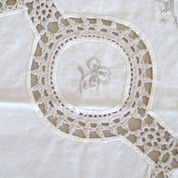 Vintage Beige Cotton Tablecloth Embroidered Floral Crochet Lace Details 48 x 66 - Picture 5 of 12